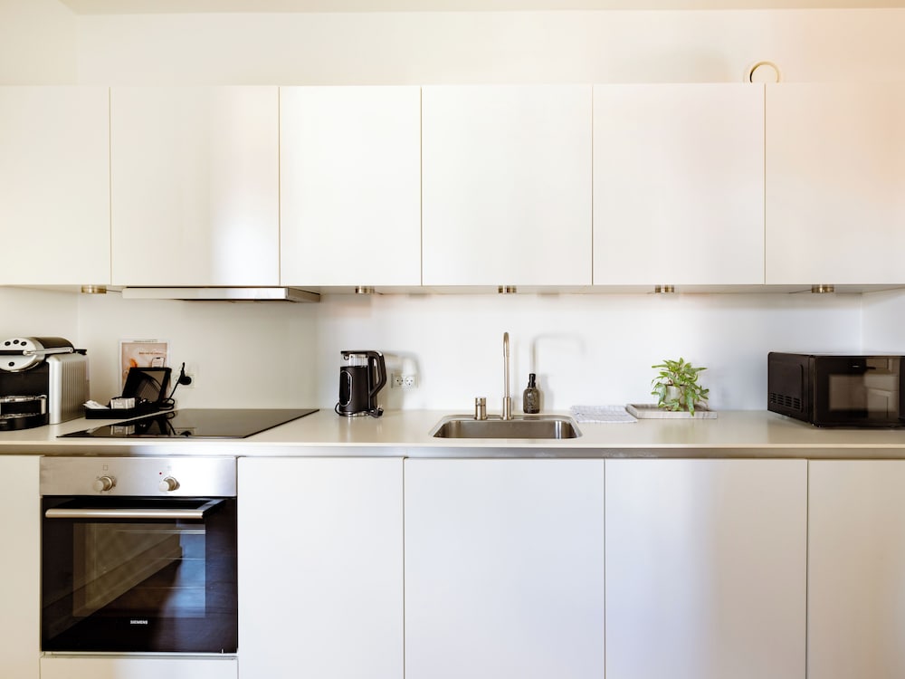 Sanders Shield 2 - 3 Bedroom Apartment With Balcony