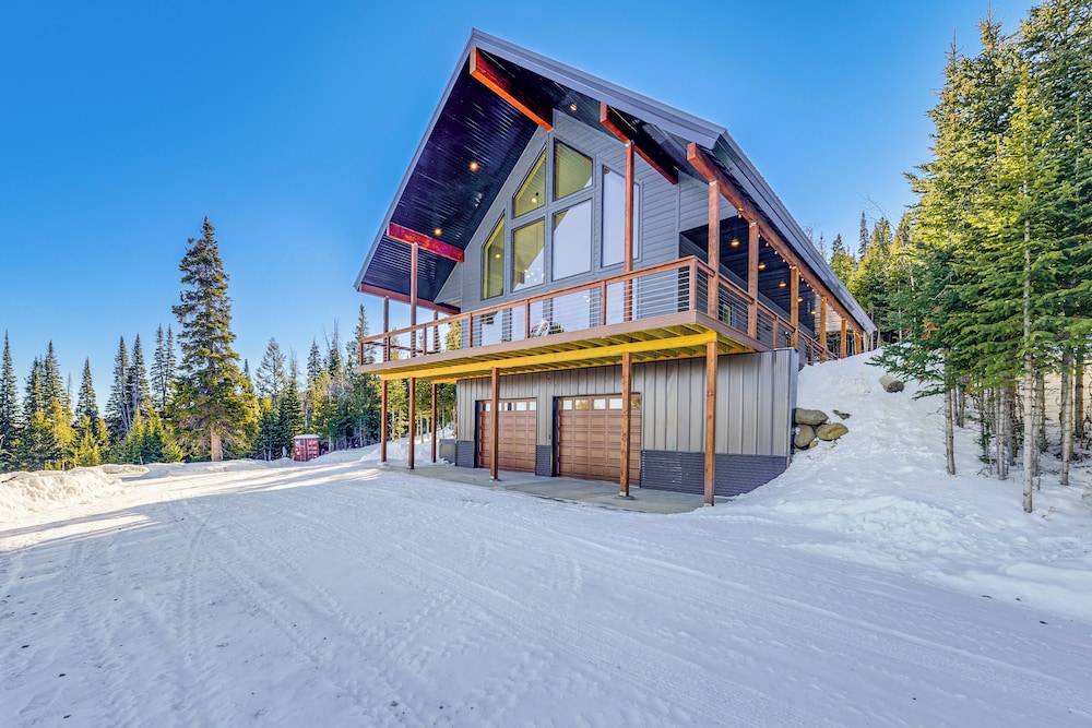Views, Trails, Hot Tub & More: Luxe Wyoming Oasis