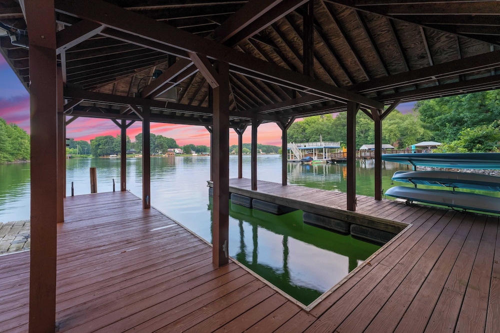 Lake Days by Avantstay Hot Tub + Firepit + Game Room & Private Dock Access