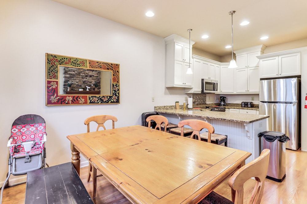 Boulder Lake Access: Townhome w/ Deck!