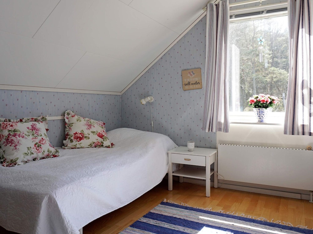 Cozy Family Cottage Near the Sea