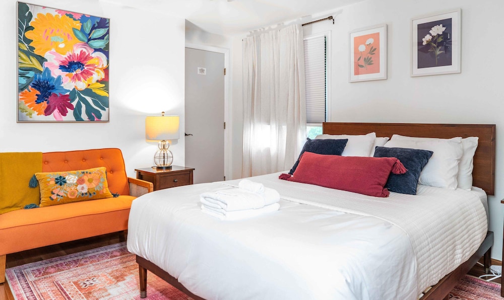 Highway Chalet - Centrally Located to Area Attractions!