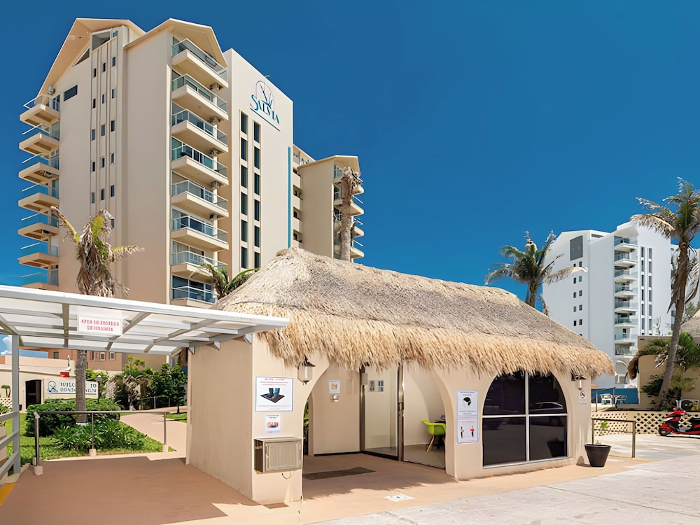 Paradise Beachfront & Nightlife Heart