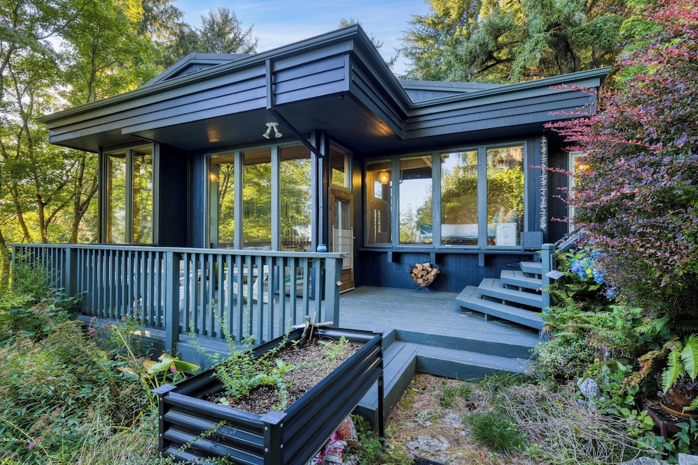 Coastal Escape w/ Balcony, Firebowl & Ocean Views Near Manzanita Sunset House by Avantstay