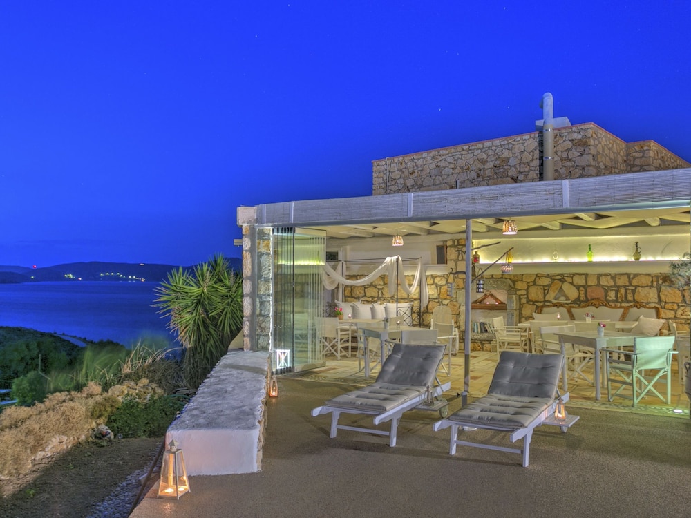 Eirini's Luxury Hotel Villas