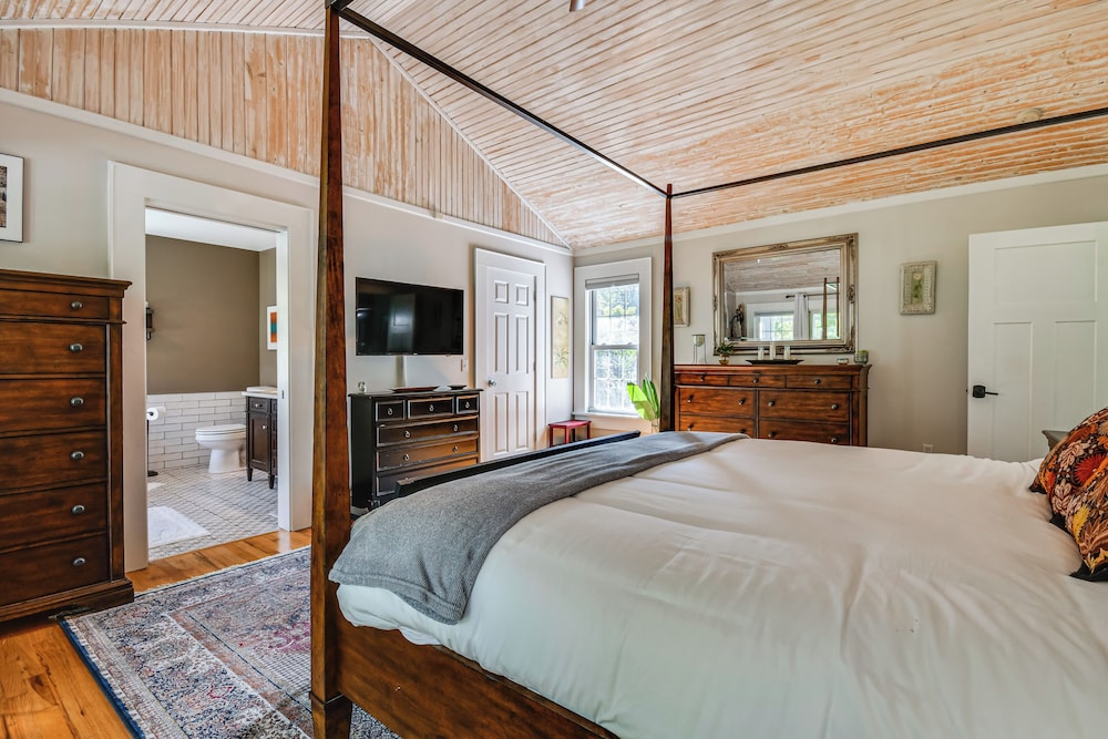 Mtn Views, Deck, Porches & Patio: Asheville Escape