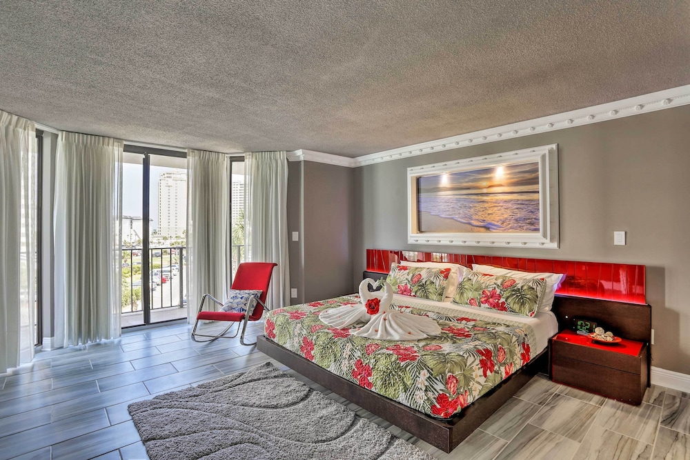Panama City Beach Condo w/ Balcony & Ocean Views