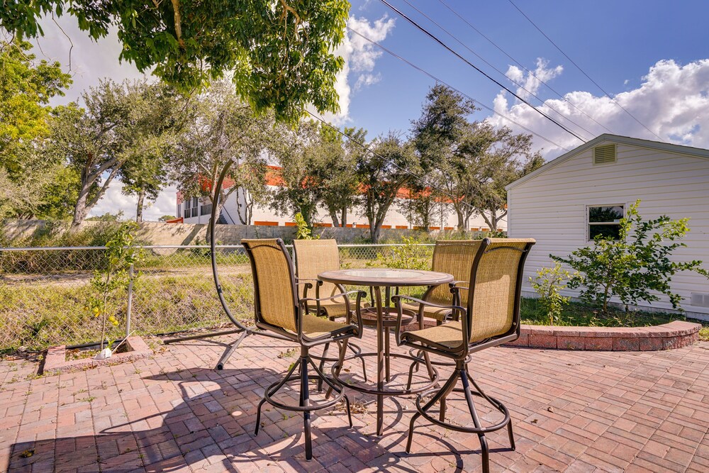 Sunny Fort Myers Home w/ Screened-in Porch & Grill
