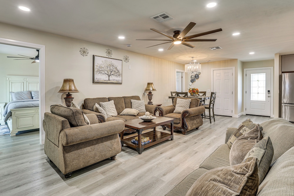 3 Mi to Desert Diamond Arena: Peoria Home w/ Yard!
