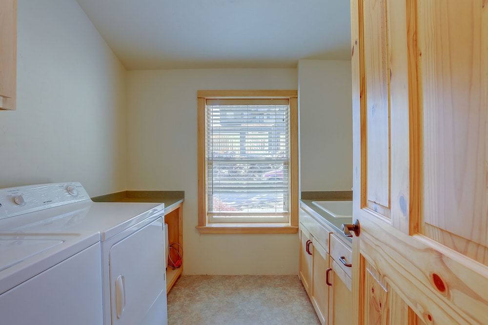 Hutson's Bridgeview **30 Day Minimum** 4 Bedroom Home by RedAwning