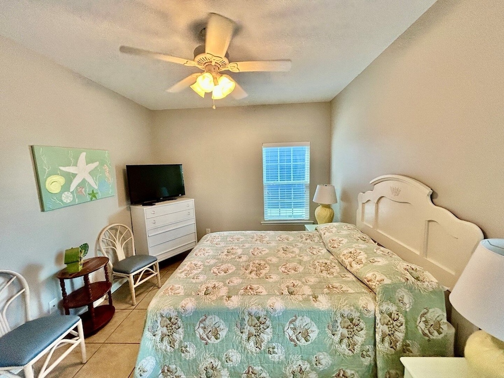 Summer's Den 5 Bedroom Home by RedAwning view 4