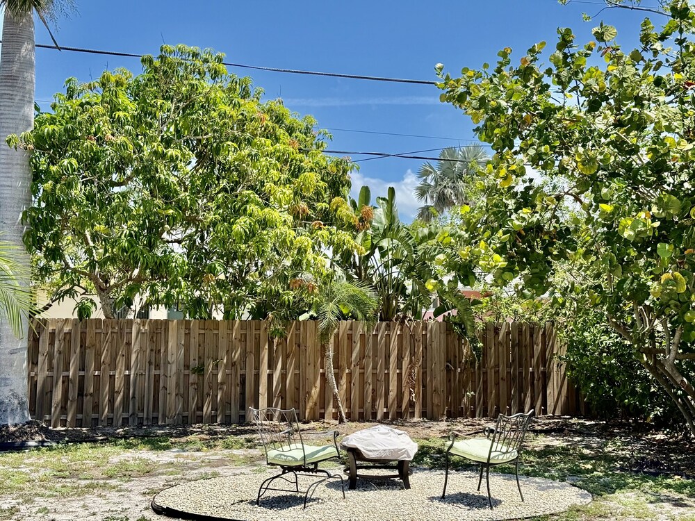 Naples Park Cottage 106th 6 Blocks Off Ocean 2 Bedroom Home