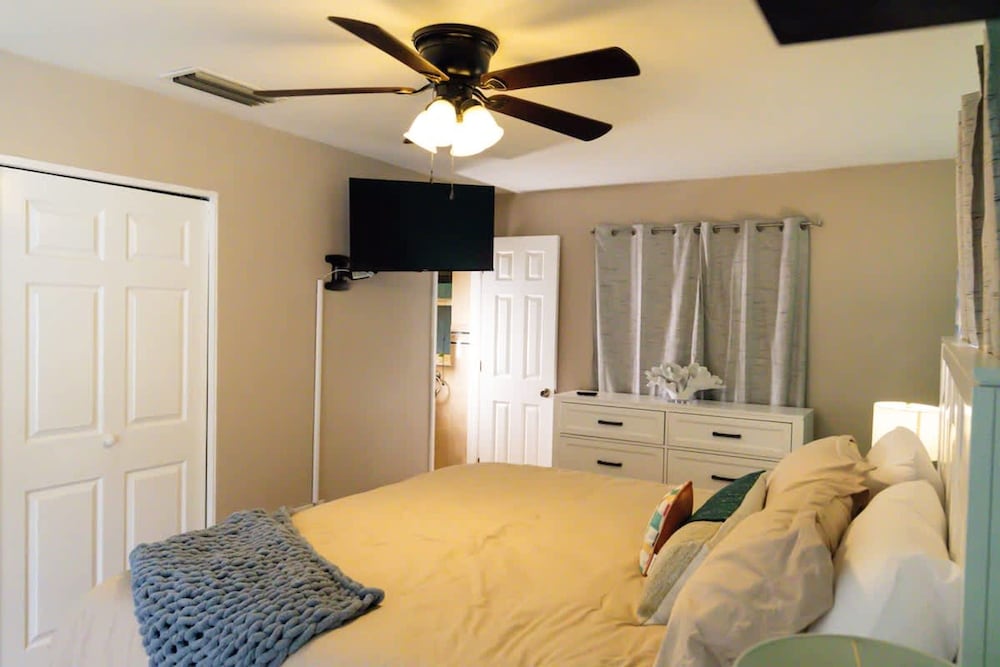 Four Bed Home With Pool Game Room Bar Near Beach