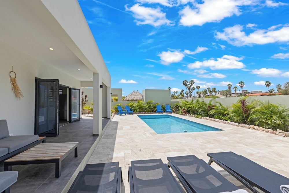 Villa Jasmijn with private pool, at Mambo Beach