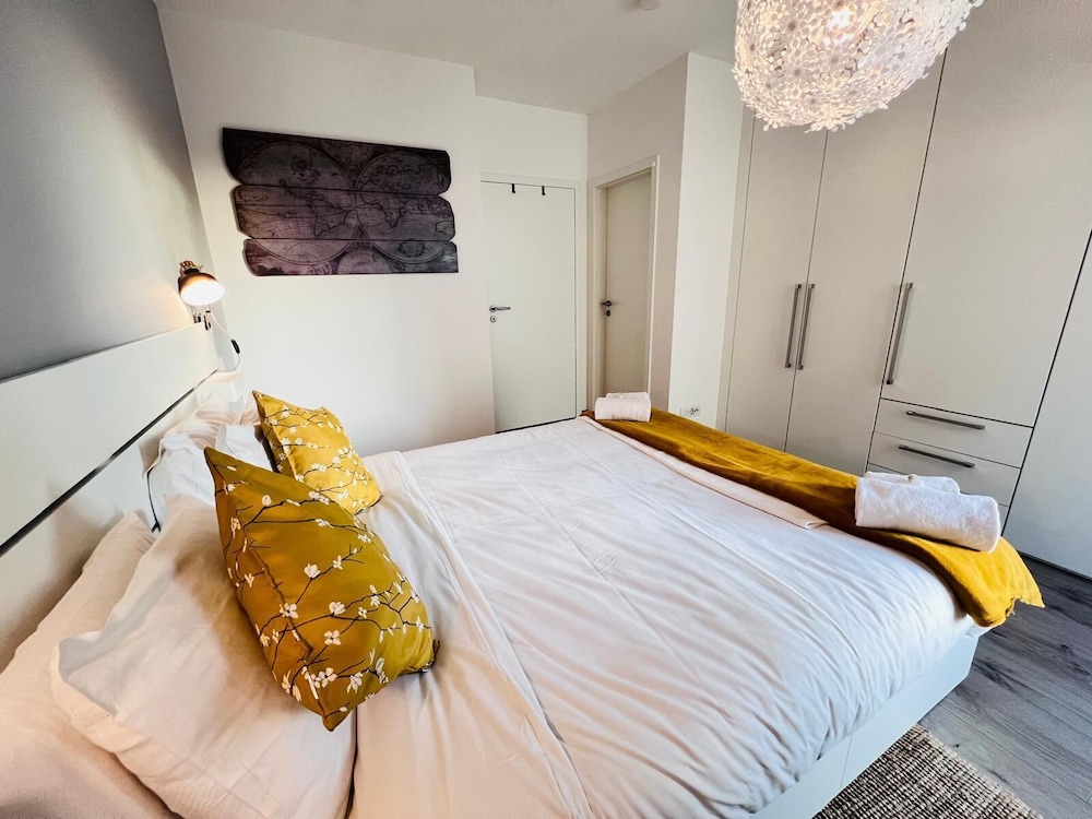 Lovely 1 bedroom flat w balcony&parking