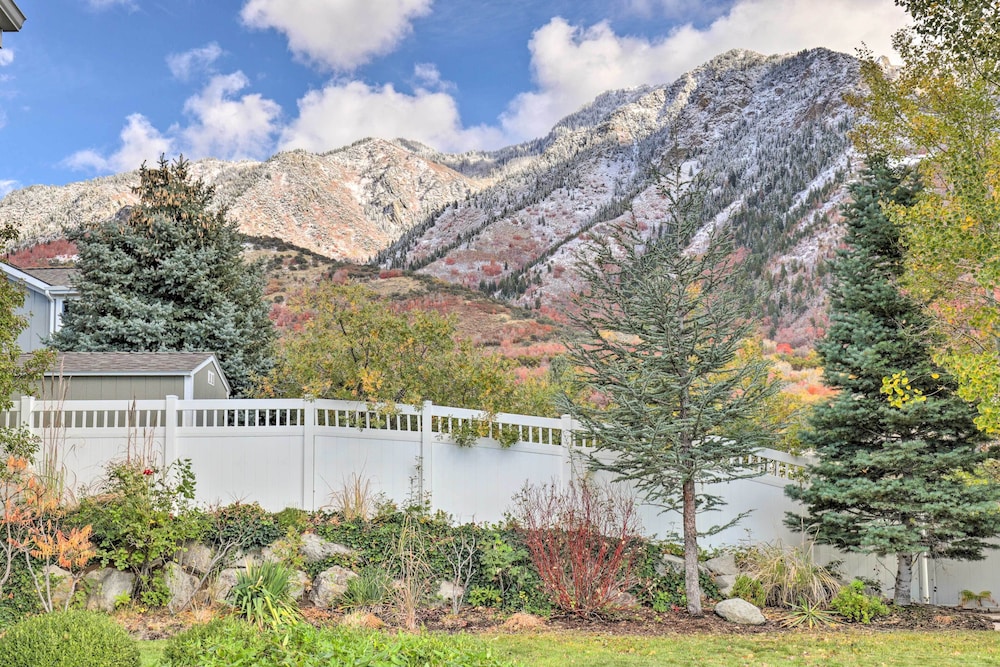 Luxe Sandy Home w/ Hot Tub: 9 Mi to Skiing!
