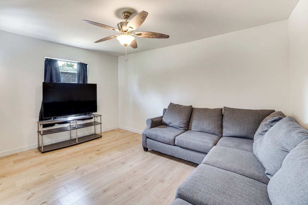 Fenced-in Yard: Home < 5 Mi to Dtwn Dallas!