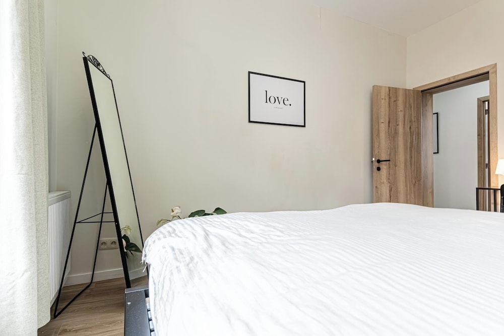 Modern 3BR Apt for 6 with Patio Ghent