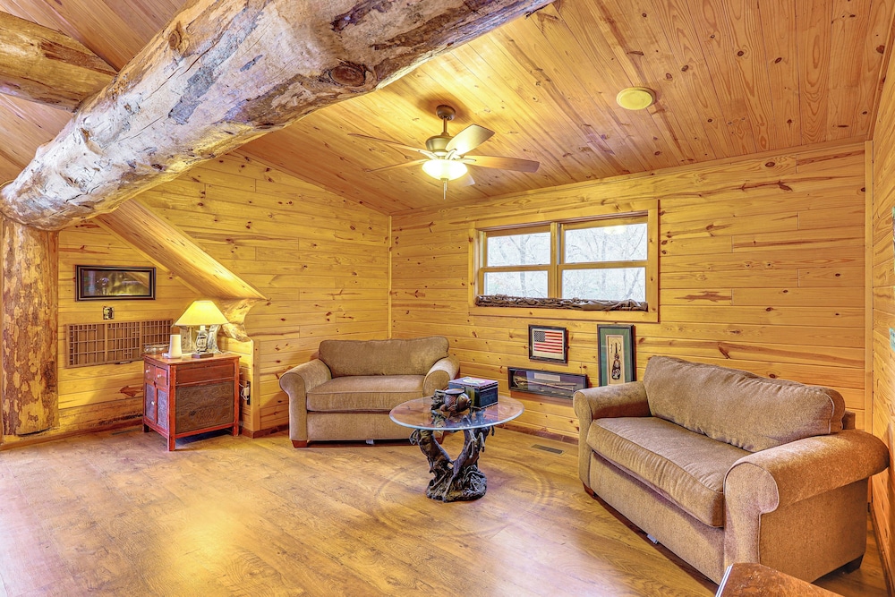 Fish, Boat & Hike: Pet-friendly Cabin in Arkansas
