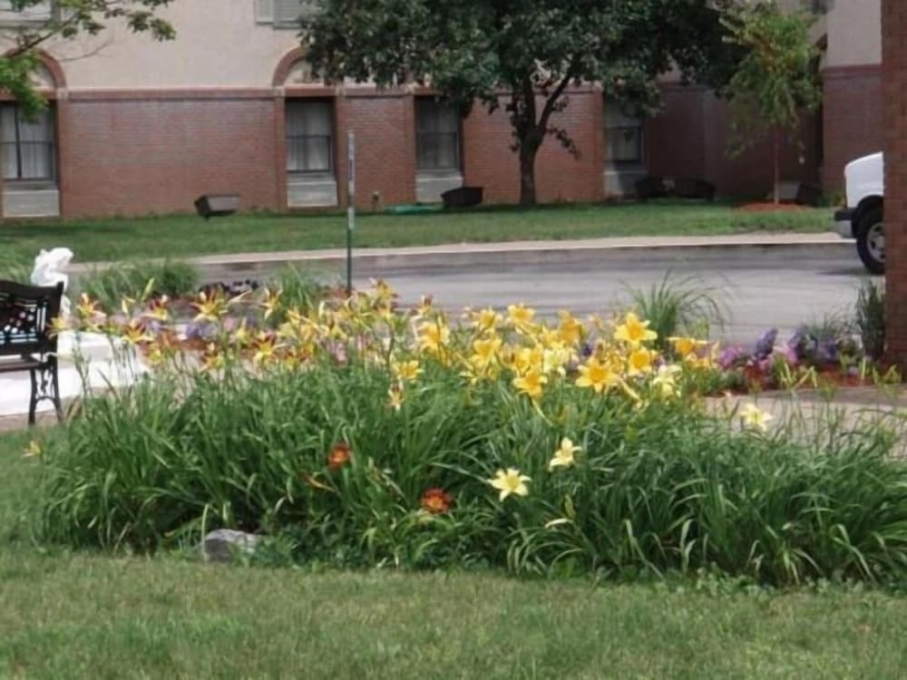 Bloomington Vacations - The Chateau Hotel and Conference Center - Property Image 19