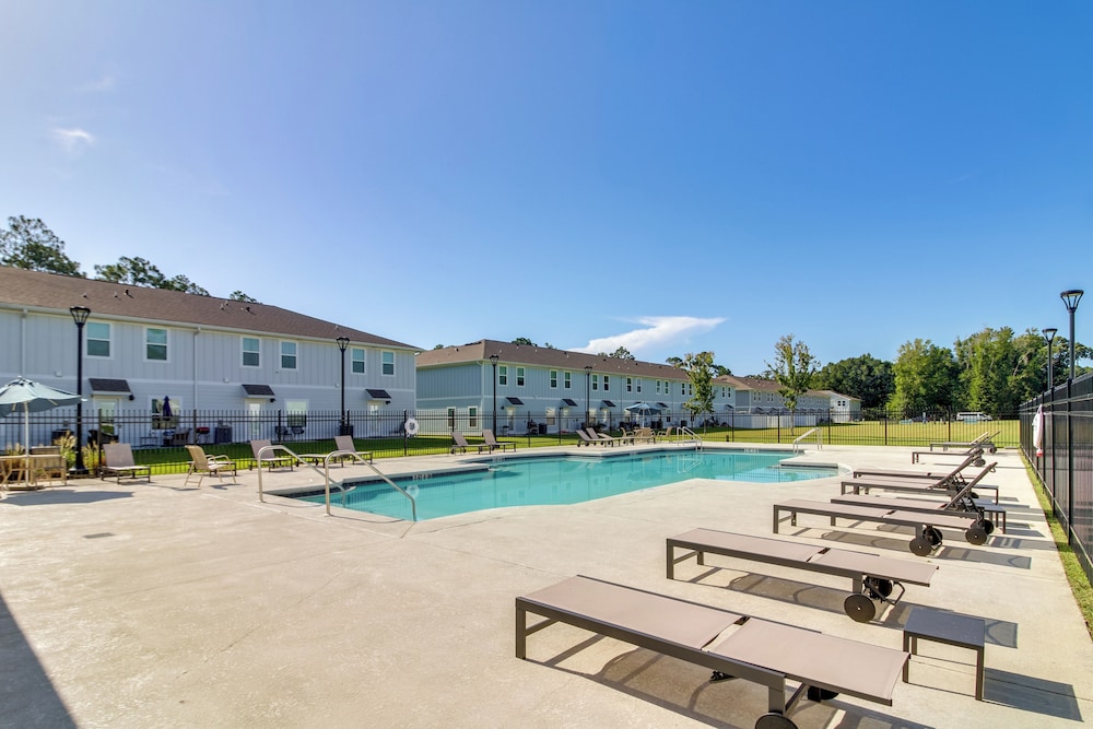Pensacola Retreat w/ Pool Access, 20 Mi to Beach