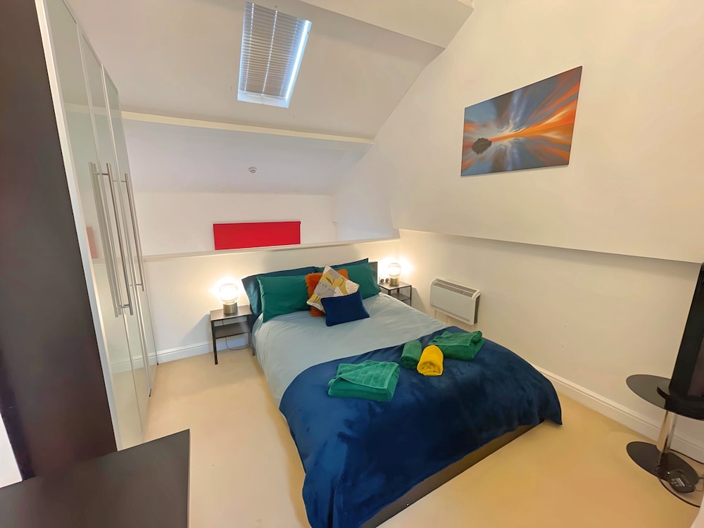 Vibrant Loft Apartment in Grade II Listed Building view 2