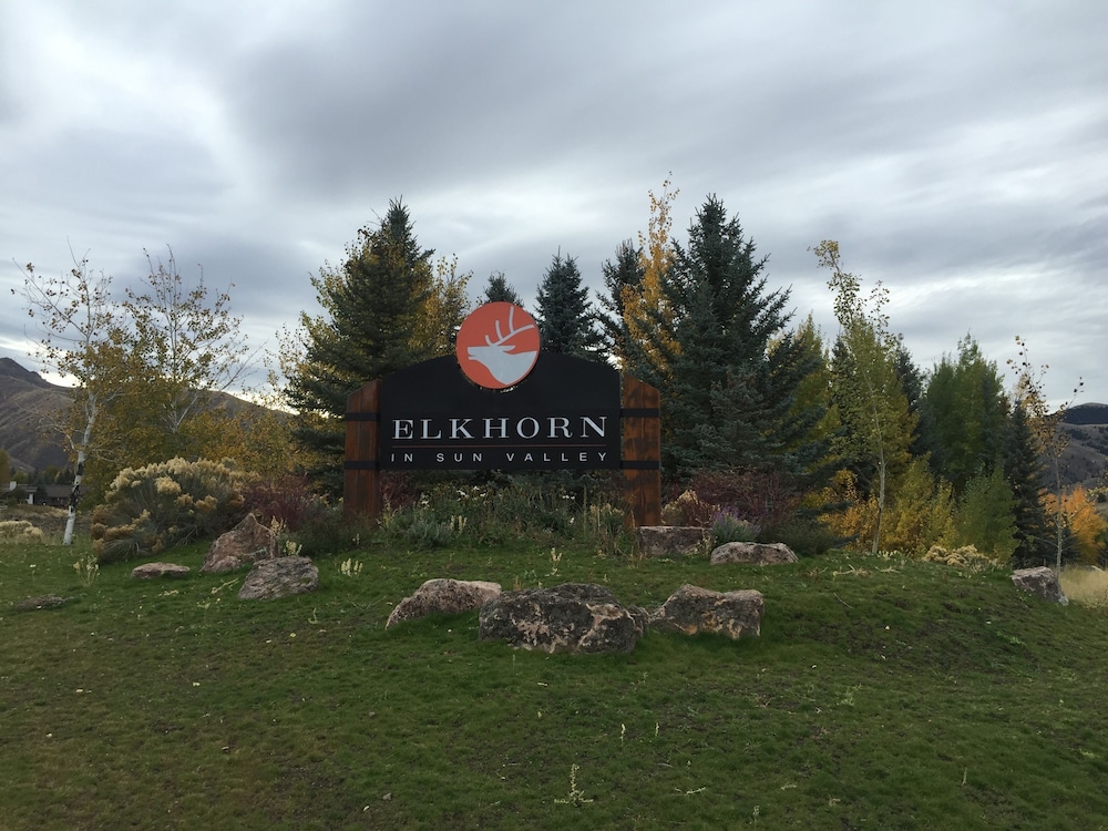 Elkhorn Village - Property Image 9