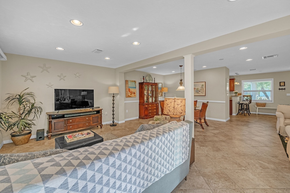 Comfy Home W/ Heated Pool Near Siesta Key Beach 2 Bedroom Home