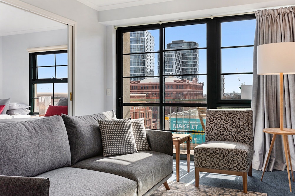 Family Unit With Balcony, Free Trams to CBD Sights