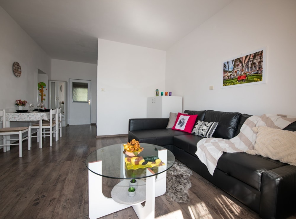 Apartments Mirjana IKA