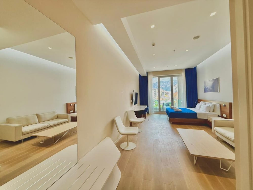 Condo Studio Plaza
