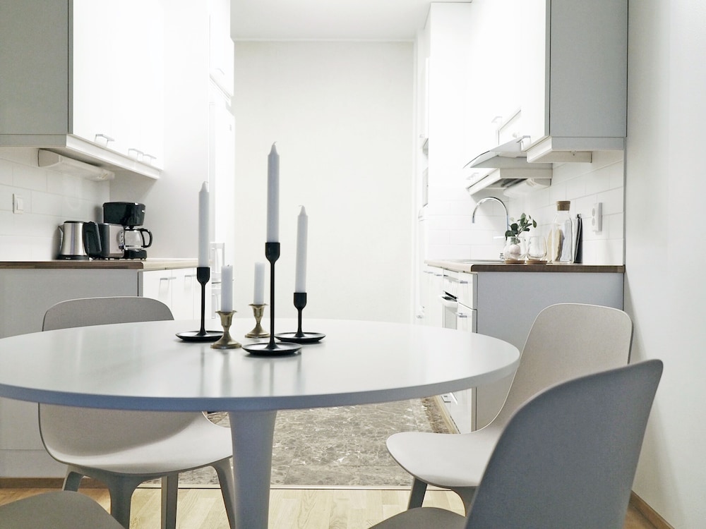 Modern 1BR Apt with Sauna, Balcony & Free Parking