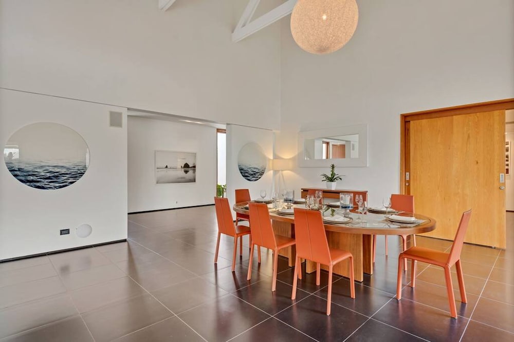 Beautifully-designed Contemporary Villa