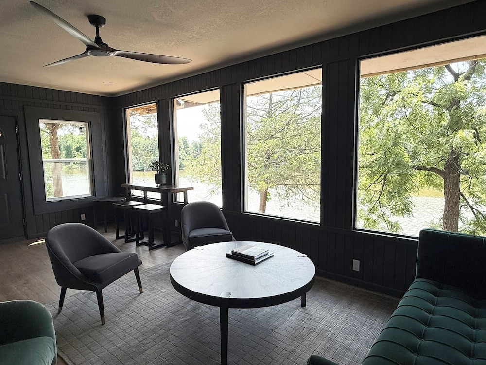 Lakeview Lounge Group-friendly Near Hefner LW