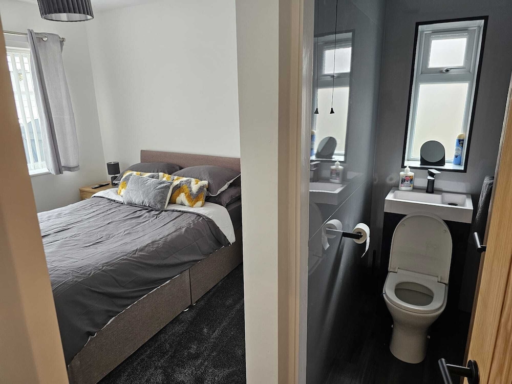 3-beds, Sleeps 6 Walking Distance to Castle & Town view 5