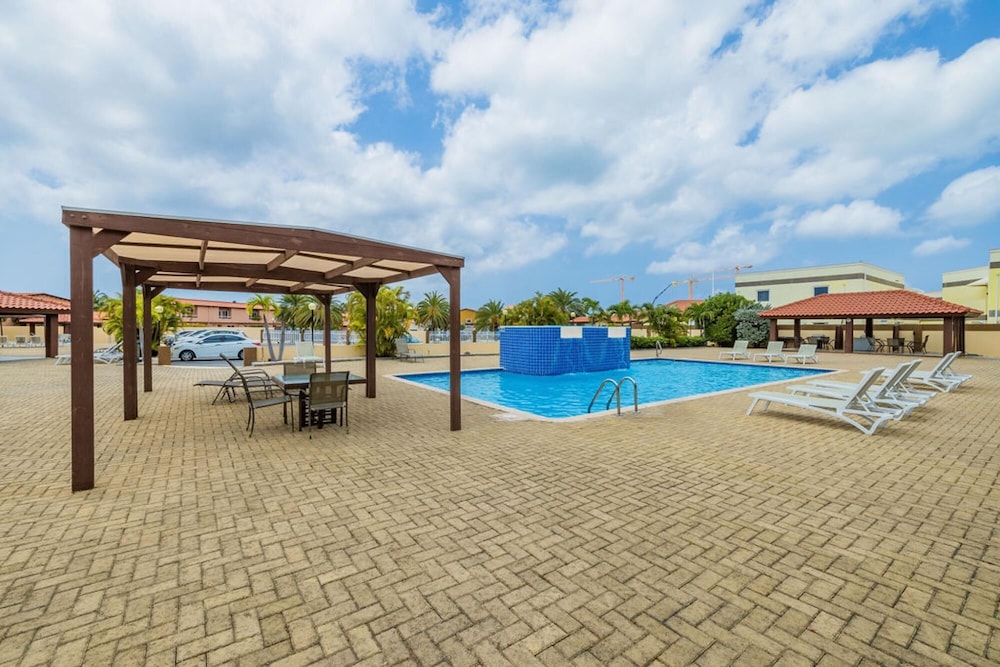 2BR 3min Walk 2 Eagle Beach Pool GYM Parking