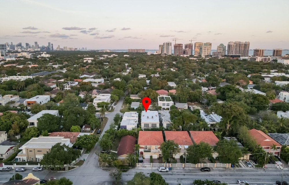 The Modernista 2 - Large Townhome With Pool