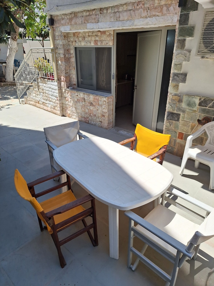 GARDEN APARTMENT (ELECTRIC CAR CHARGING STATION)