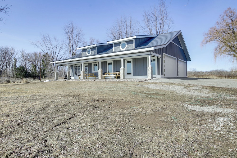 Dock & Panoramic Bay Views: Oconto Retreat!