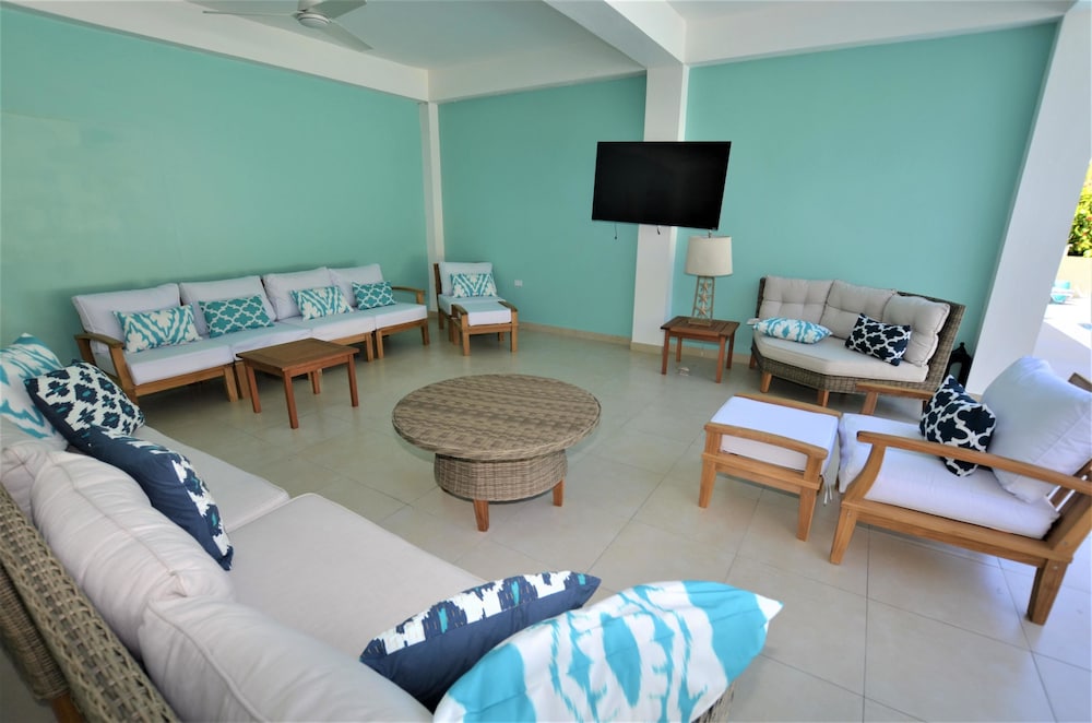 Summerhill, 8BR by Jamaican Treasures