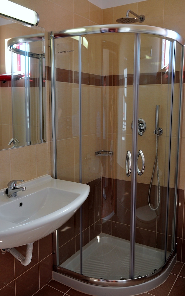 Sandy's Studios Apartments & Log Villas photo 3