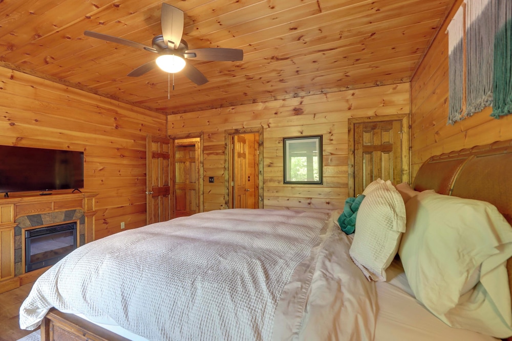Family Friendly: Hot Tub Haven in Mineral Bluff!
