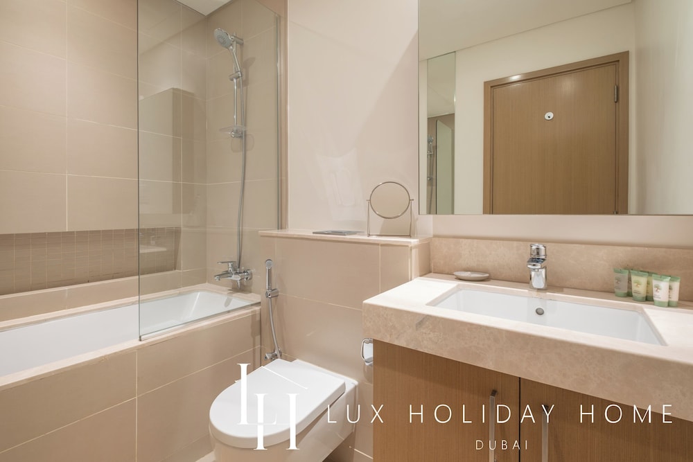 LUX 52 42 Deluxe Marina View Suite 3