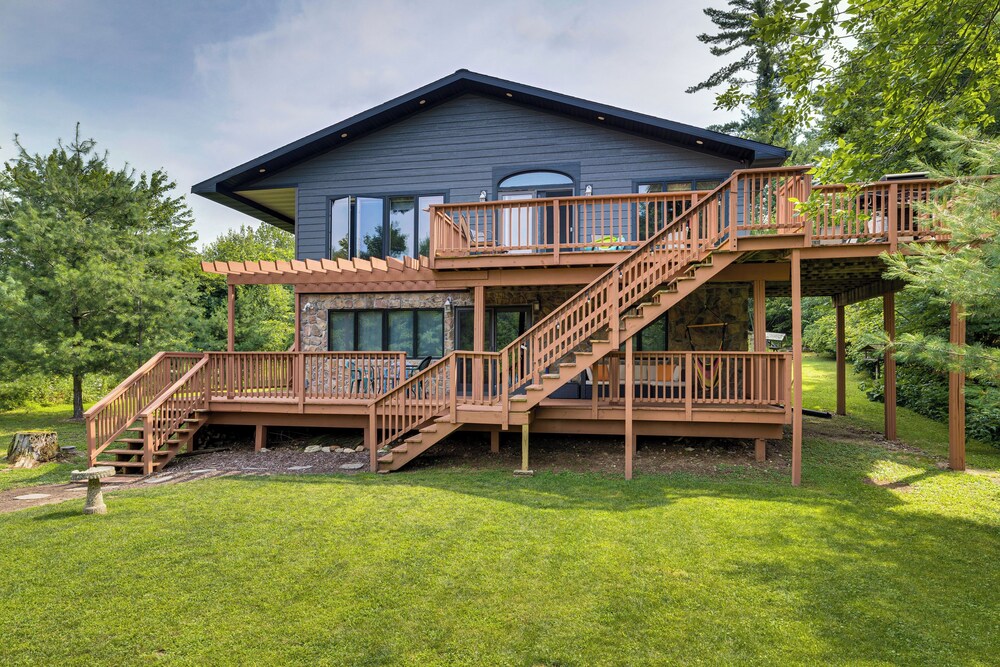 Lake Arbutus Cabin: Private Deck & Hot Tub! view 2