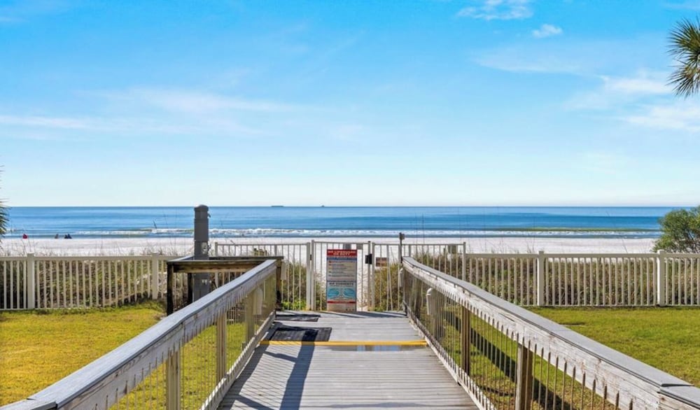 Coastal Hideaway: Cozy Beachfront Studio Sleeps 4 With Stunning Views!