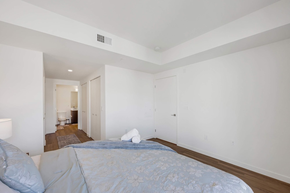 Luxury 3BR Hollywood Sign View by Oneluxstay