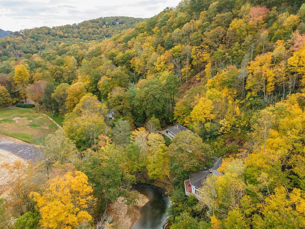 Riverfront Sanctuary Your Mountain Getaway