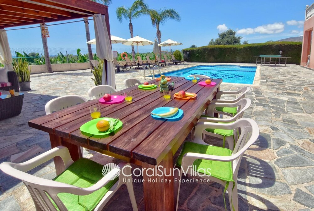 Family Villa Short Walk To Coral Bay Strip 5 Min and Pub, Shops etc