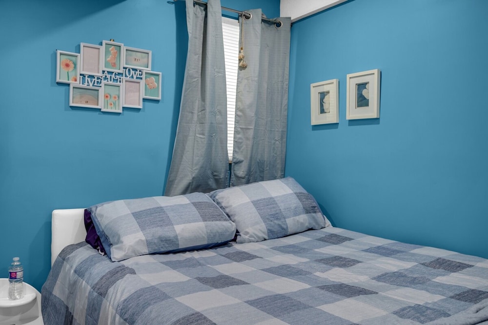 52-3 Bed Suite on Lake Central A C By Airport