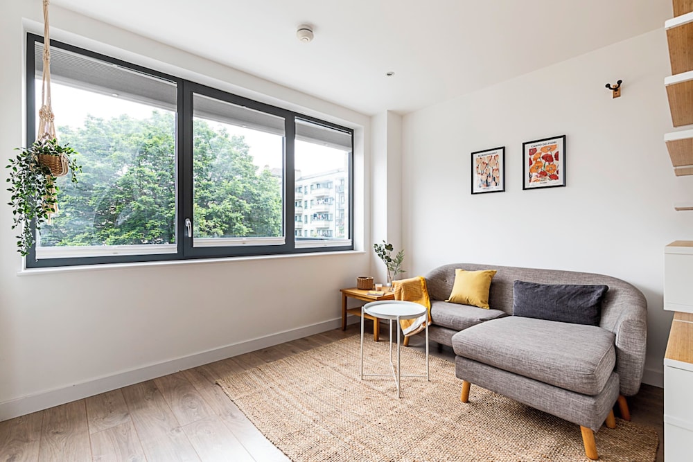 Well-connected, Cosy and Bright Modern Flat